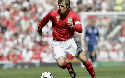 GOGO电竞热评-久保建英赛后和球迷分享喜悦