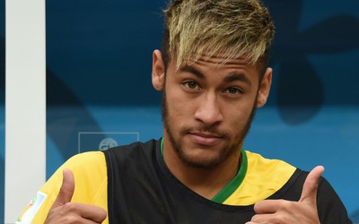 GOGO电竞独家-佩德里庆祝时脱衣展示肌肉